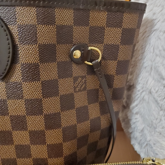 Louis Vuitton Neverfull MM in Cherry Interior - Picture 14 of 16